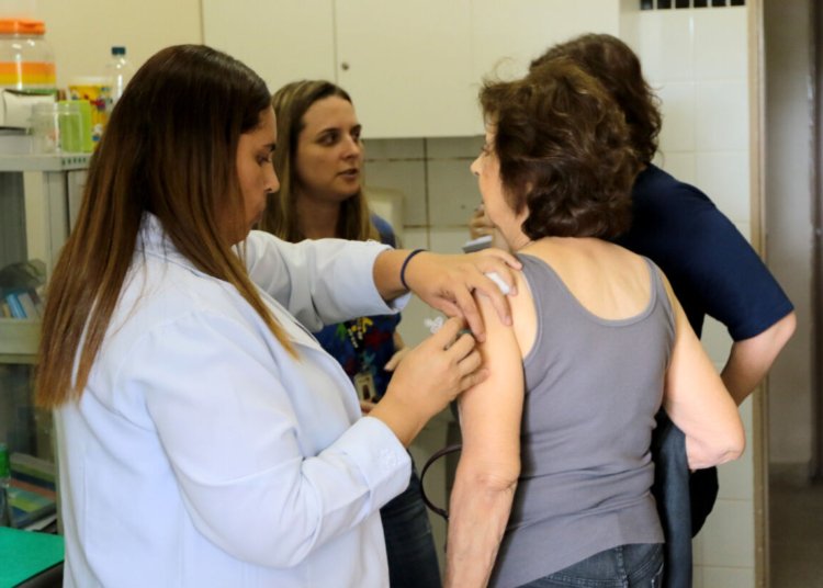 SUS disponibiliza vacina Pneumo 20 para idosos com 85 anos ou mais