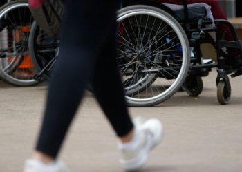 Trabalhadores com deficiência ganham 30% menos que profissionais sem limitações no Brasil