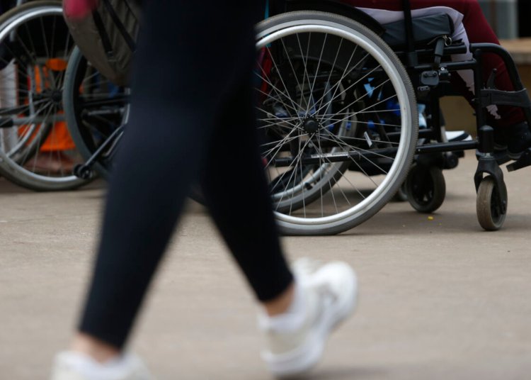 Trabalhadores com deficiência ganham 30% menos que profissionais sem limitações no Brasil