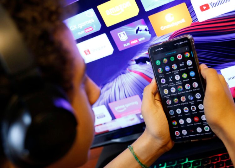 União Europeia avança com restrições severas ao uso de redes sociais por menores