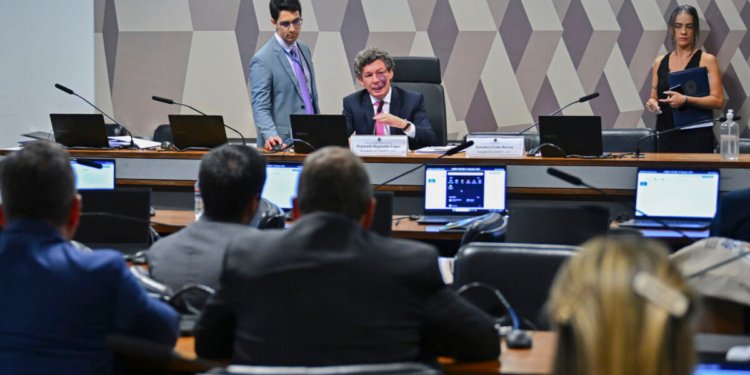Votação da MP que suspende taxa sobre importações de até 50 dólares é adiada no Congresso