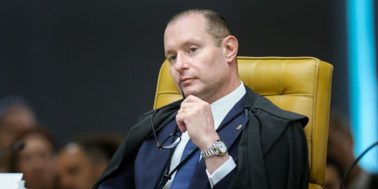Zanin suspende investigação e obriga análise de atos no STF para destravar processo