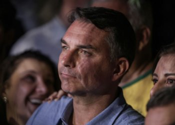 André Mendonça multa Flávio Bolsonaro por impulsionamento de propaganda negativa contra Lula