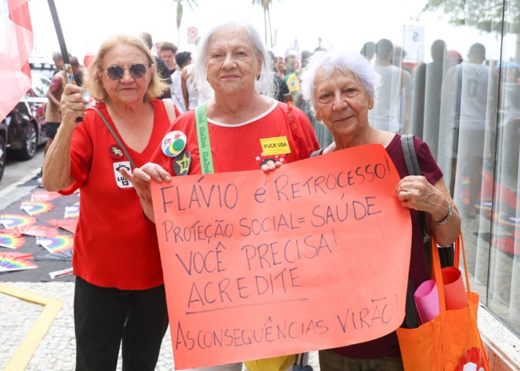 Apoiadores de Lula ocupam orla de Copacabana em defesa da democracia e reeleição