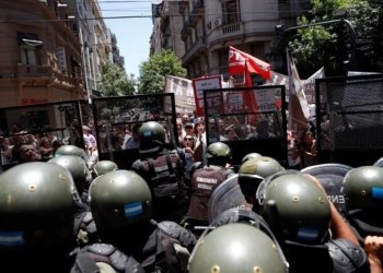 Cortes na educação de Milei geram confronto em Buenos Aires