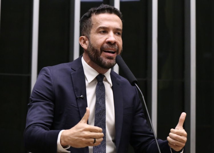 Deputado André Janones é internado em UTI de São Paulo após sofrer arritmia