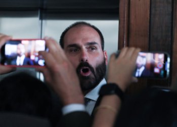 Eduardo Bolsonaro aparece no sistema de prisões com pena pendente de cumprimento