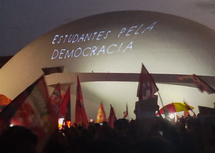 Estudantes ocupam a Esplanada dos Ministérios em ato pela reeleição de Lula