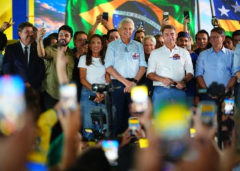 Estudantes ocupam centro do Rio em ato pela candidatura de Lula no segundo turno