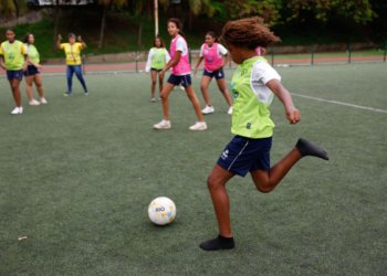 Ex-jogadoras da seleção brasileira visitam escolas no Rio para incentivar alunas no futebol