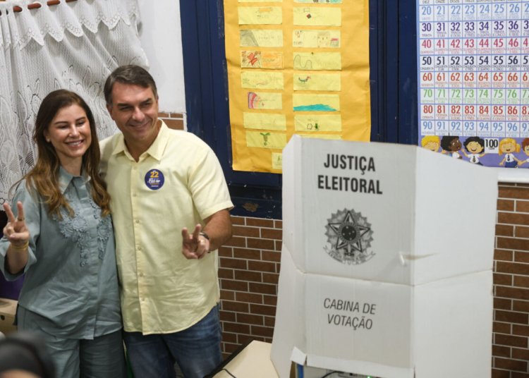 Flávio Bolsonaro aposta na narrativa de mudança ao votar no Rio de Janeiro