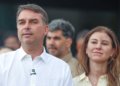 Flávio Bolsonaro comparece a missa na Catedral de Brasília após autorização de visitas ao pai