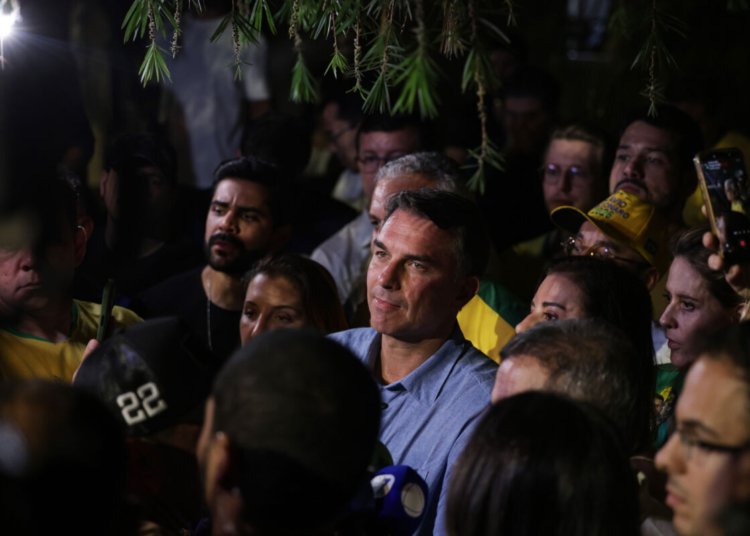 Flávio Bolsonaro condiciona quebra de sigilo a exigências para Lula