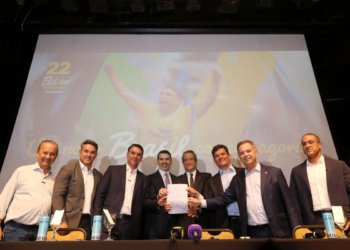Flávio Bolsonaro consolida apoio de 14 governadores e recebe adesão de Augusto Cury