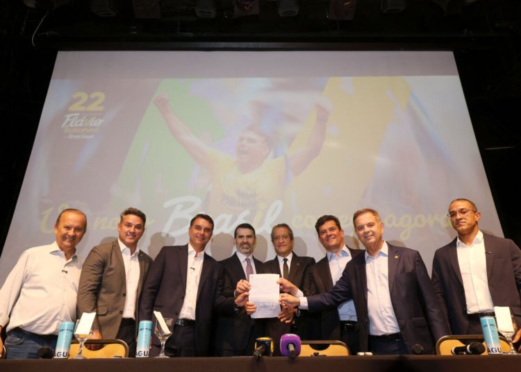 Flávio Bolsonaro consolida apoio de 14 governadores e recebe adesão de Augusto Cury