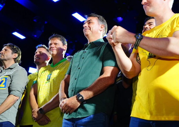 Flávio Bolsonaro e Lula intensificam embate sobre sigilos em meio à campanha