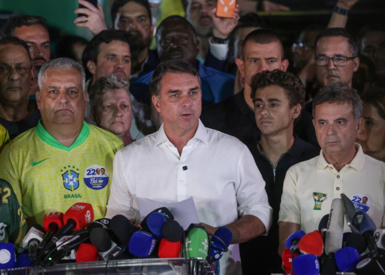 Flávio Bolsonaro rejeita resultado da eleição presidencial e aciona o jurídico