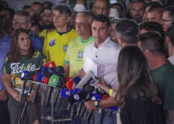 Flávio Bolsonaro tem passaporte retido e proibição de deixar o país por ordem de Moraes