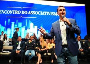 Flávio Bolsonaro visita o pai em Brasília e sela apoio do MDB em São Paulo