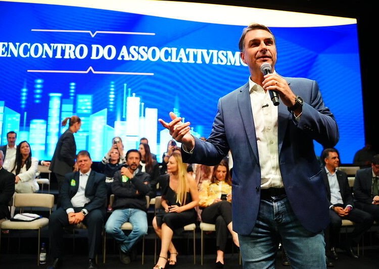 Flávio Bolsonaro visita o pai em Brasília e sela apoio do MDB em São Paulo