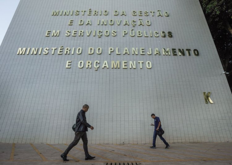 Governo prevê remanejar R$ 20 bilhões em 2027 para acomodar novo pacote econômico