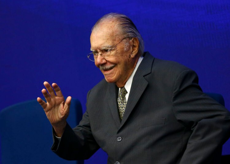 José Sarney recebe alta médica após nove dias internado em São Luís