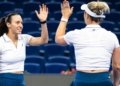 Luisa Stefani e Gabriela Dabrowski eliminam campeãs olímpicas e avançam em Pequim