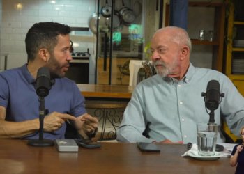 Lula apela a idosos em transmissão com Janones na véspera do debate