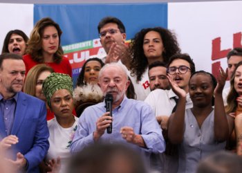 Lula desafia Flávio Bolsonaro a apoiar fim da escala 6x1 em 2026