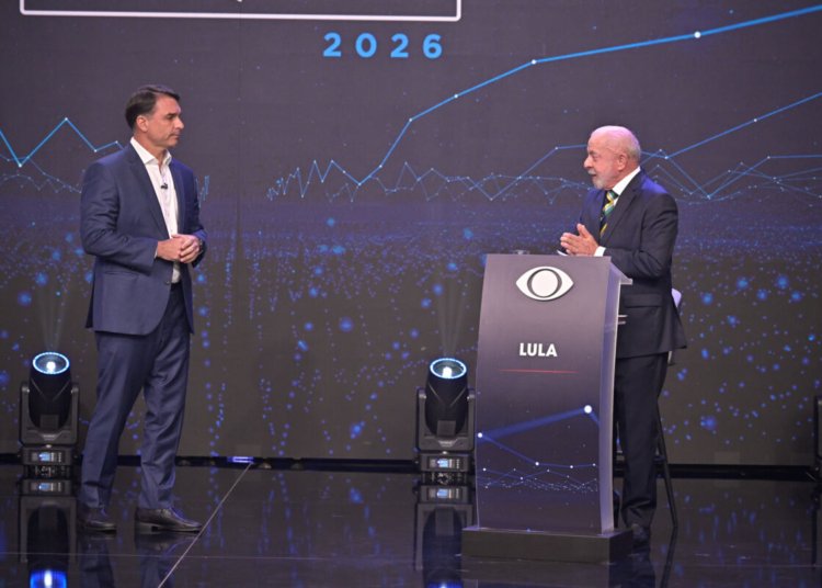Lula e Flávio Bolsonaro protagonizam primeiro debate presidencial marcado por trocas de farpas