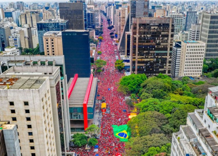 Manifestação de apoio à reeleição de Lula mobiliza multidão na Avenida Paulista