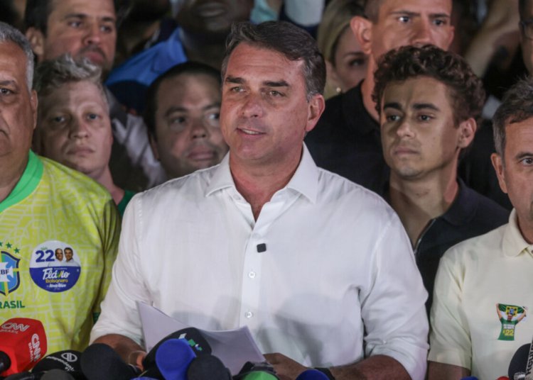 Polícia Federal cancela passaportes de Flávio Bolsonaro após descumprimento de ordem judicial