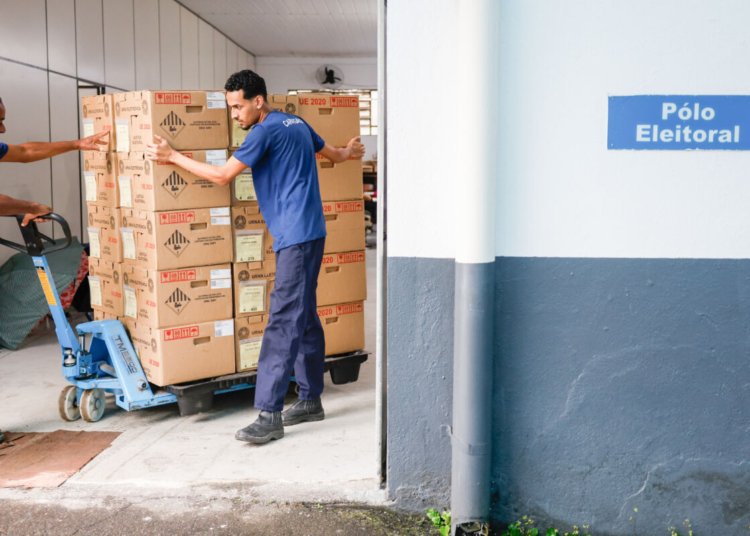 Regras eleitorais definem condições para entrada de acompanhantes na cabine de votação