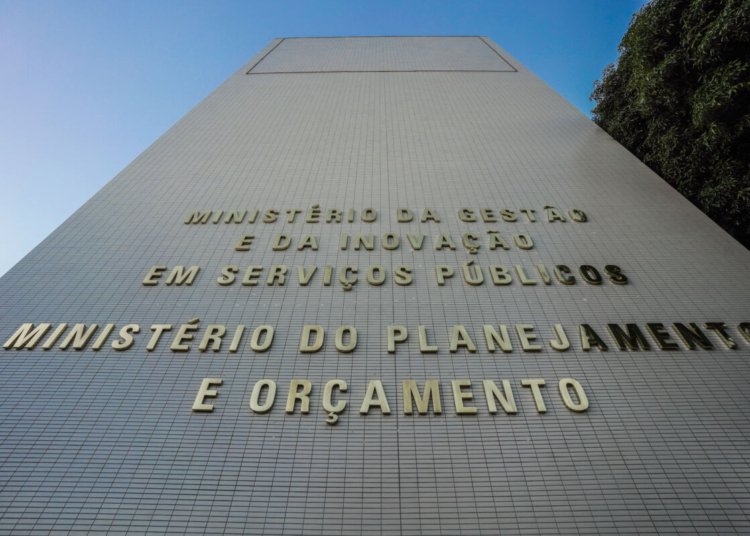 Remanejamento de R$ 5,1 bilhões reforça BPC e compra de remédios no SUS