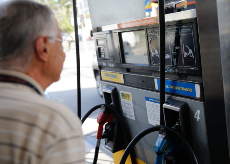 Subvenção ao óleo diesel de R$ 2,12 por litro é estendida por mais 30 dias pelo governo