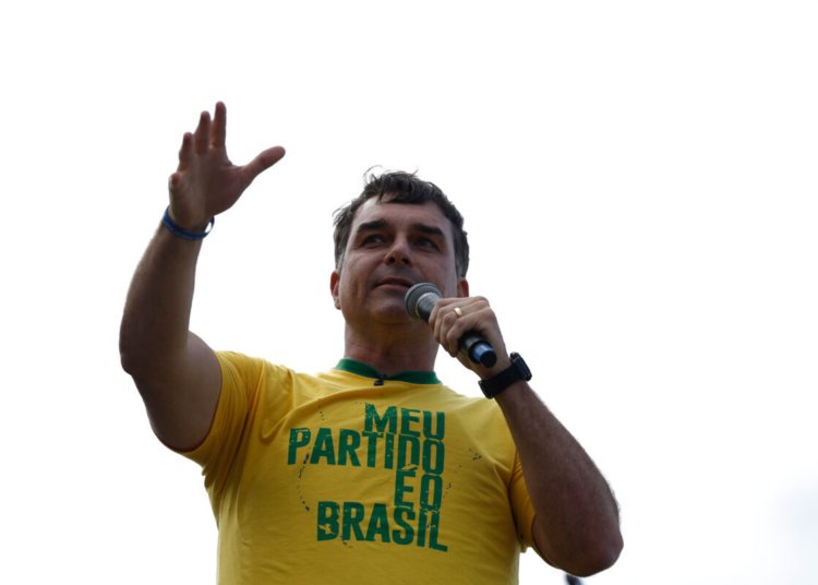 Suposta chegada de Flávio Bolsonaro aos EUA gera especulação sobre Operação Alba