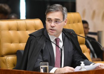 TSE ordena que Janones e Lindbergh Farias excluam vídeo sobre Flávio Bolsonaro